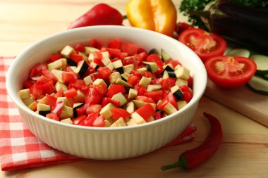 Ratatouille pişirme ve maddeler, ahşap arka plan üzerinde önce