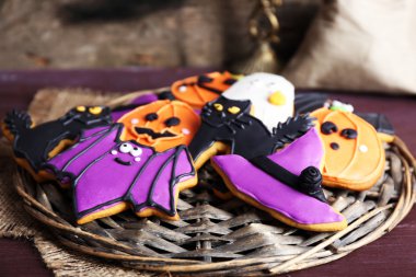 Cadılar Bayramı çerezleri gerdanlı plaka üzerinde