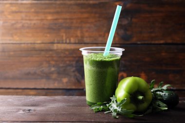 Ahşap arka plan üzerinde taze sebze suyu