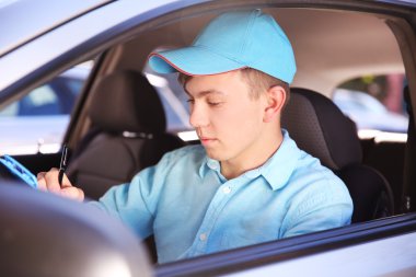 pizza servis elemanı  