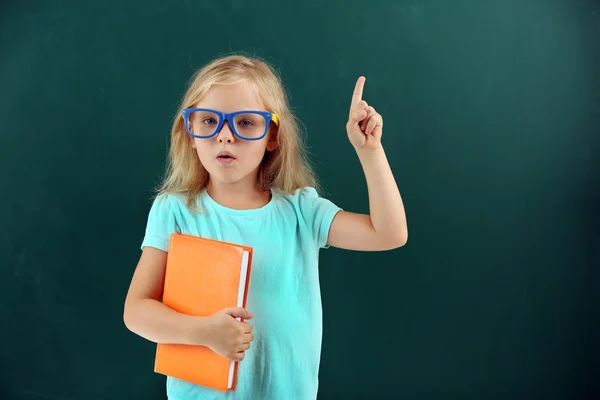 Bella bambina con libro — Foto Stock