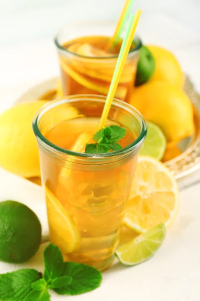 Té helado con limón sobre fondo de madera clara —  Fotos de Stock