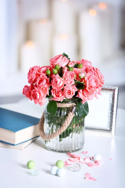 Mooie bloemen in vaas — Stockfoto