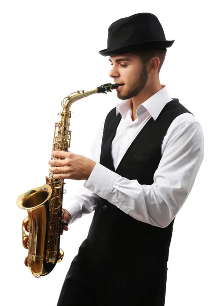 Счастливый саксофонист играет музыку на саксофоне в элегантном костюме на белом фоне — стоковое фото