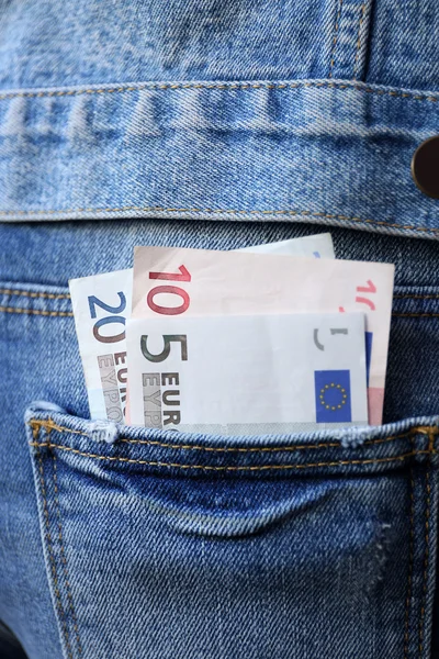 Billetes en euros en el bolsillo de los vaqueros — Foto de Stock