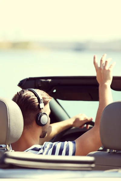 Homme avec casque dans la voiture — Photo