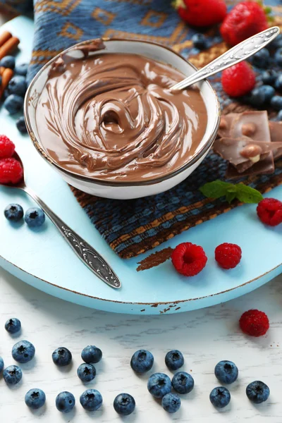 Schöne Komposition mit Schokoladencreme und reifen Beeren — Stockfoto