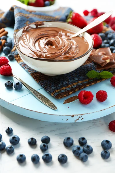 Schöne Komposition mit Schokoladencreme und reifen Beeren — Stockfoto
