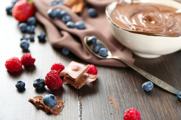 Bella composizione con crema di cioccolato e bacche mature — Foto Stock