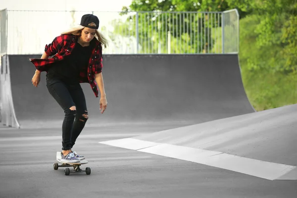 Jonge vrouw met schaatsen board — Stockfoto