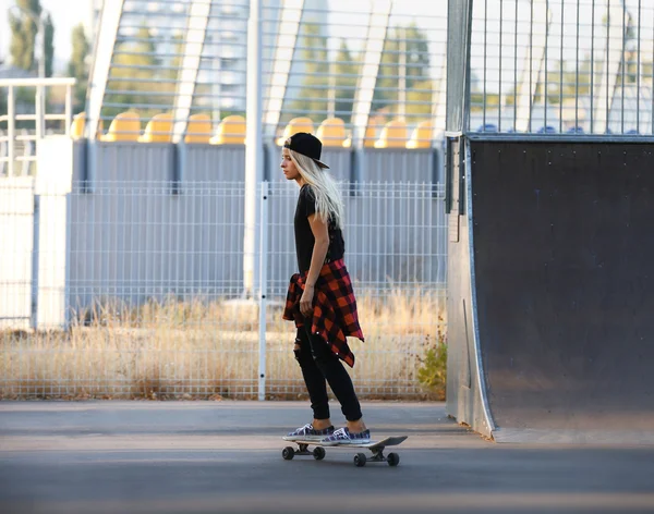 若い女性スケート ボードします。 — ストック写真