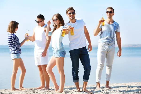 Jovens bonitos com cerveja — Fotografia de Stock