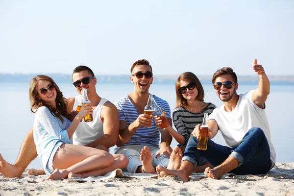 Jolies jeunes avec de la bière — Photo