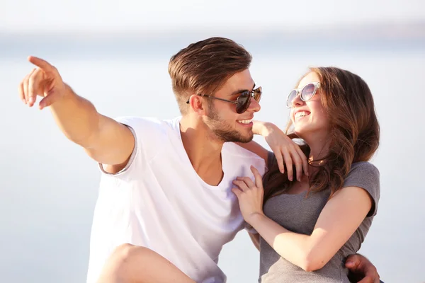 Jeune couple au bord de la rivière — Photo