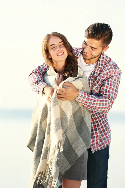 Pareja joven en la orilla del río —  Fotos de Stock