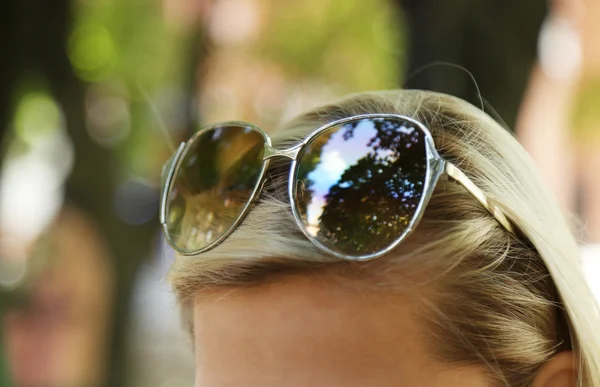 Óculos na moda em cabeça de mulher — Fotografia de Stock