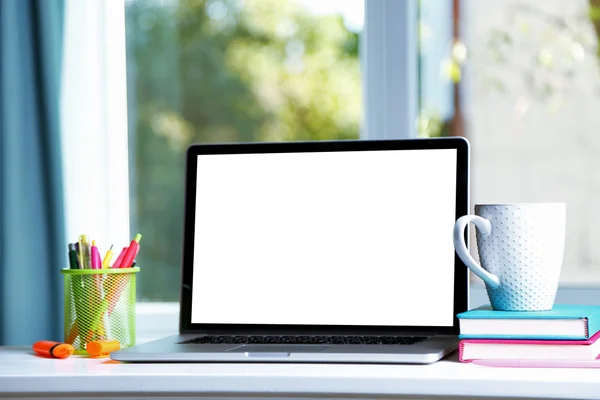 Área de trabalho com notebook no fundo da janela — Fotografia de Stock