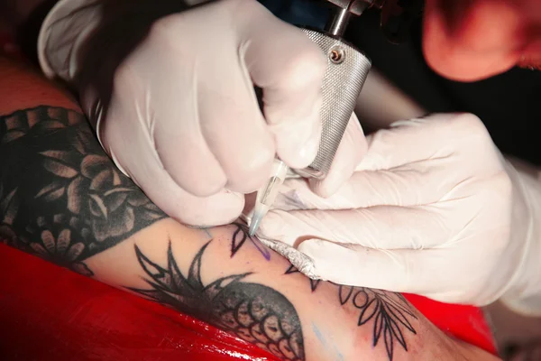 Professionell tatuerare — Stockfoto