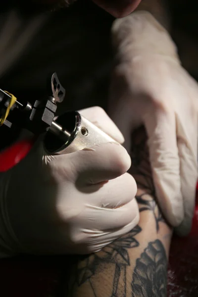 Artista de tatuagem profissional — Fotografia de Stock