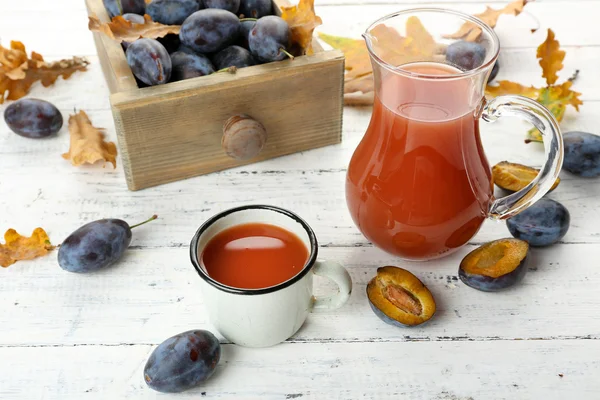 Succo di prugna in vaso e tazza con frutta fresca — Foto Stock