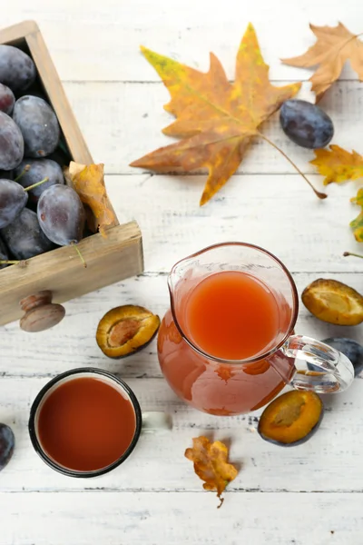 Succo di prugna in vaso e tazza con frutta fresca — Foto Stock