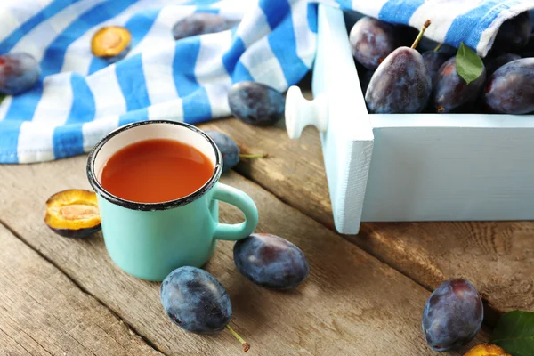 Succo di prugna in una tazza con frutta fresca — Foto Stock