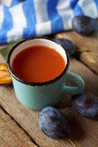 Succo di prugna in una tazza con frutta fresca — Foto Stock