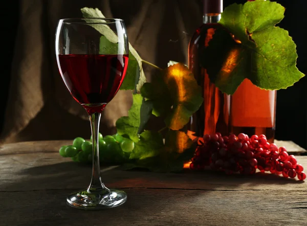 Şarap cam, şişe ve üzüm ahşap masa üzerinde güzel kompozisyon — Stok fotoğraf