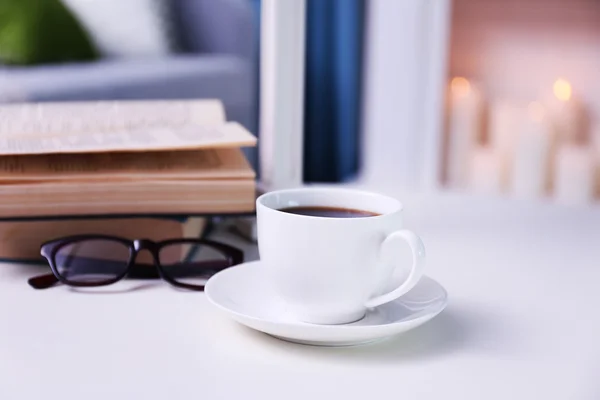 Tazza di caffè con libri — Foto Stock