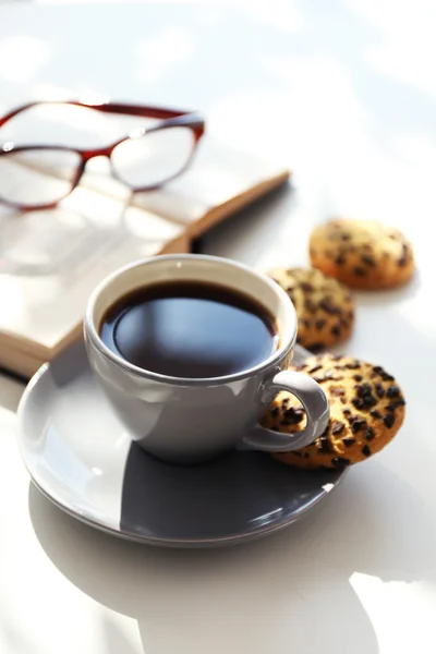 Kopje koffie met koekjes op tafel op kamer — Stockfoto