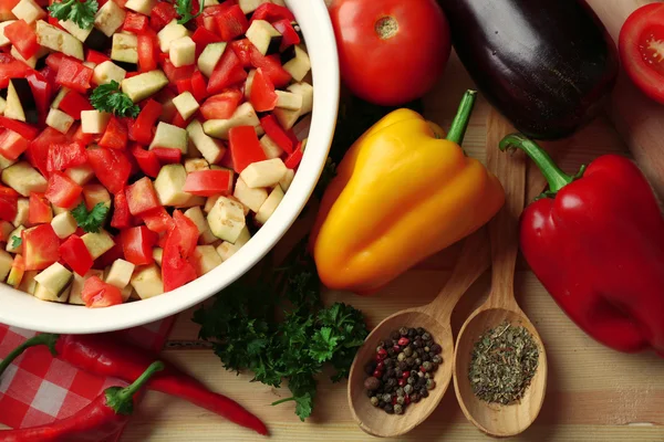 Ratatouille voor koken en ingrediënten, op houten achtergrond — Stockfoto