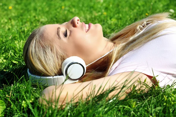 Mujer joven en auriculares —  Fotos de Stock