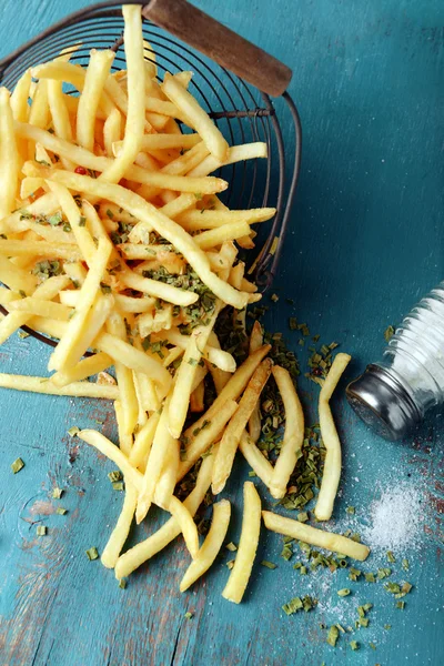 Fransızca patates ahşap arka plan üzerinde metal sepette kızarmış — Stok fotoğraf