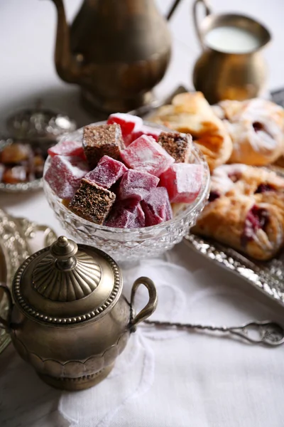 Türkischer Genuss und Backen auf dem Tisch aus nächster Nähe — Stockfoto