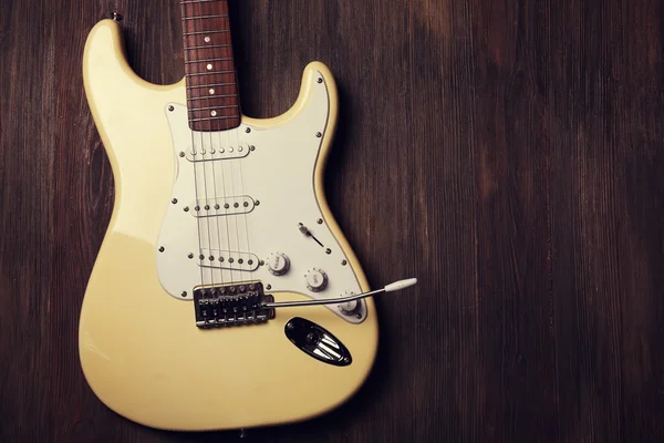 Guitarra elétrica em fundo de madeira — Fotografia de Stock