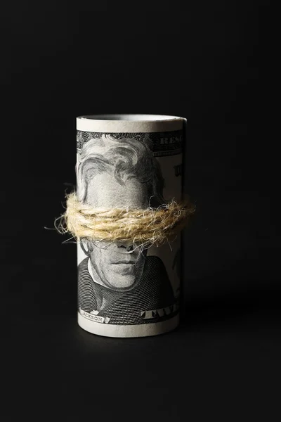 Dólares rolar no fundo preto — Fotografia de Stock