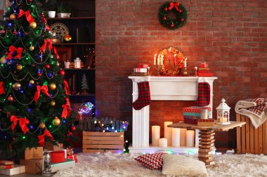 Şömine ile rahat oturma odasında güzel Noel süsleri
