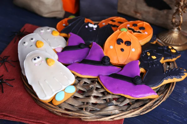 Biscoitos de Halloween em prato wattled — Fotografia de Stock