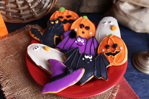 Halloween-Plätzchen auf rotem Teller — Stockfoto