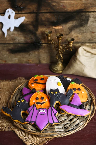 Biscoitos de Halloween em prato wattled — Fotografia de Stock