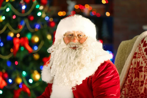 Weihnachtsmann im bequemen Stuhl — Stockfoto