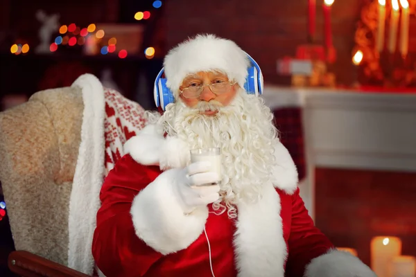 산타 클로스 헤드폰으로 앉아 — 스톡 사진