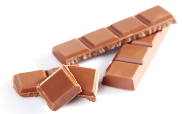Kawałki czekolady mlecznej izolowane na białym tle — Zdjęcie stockowe