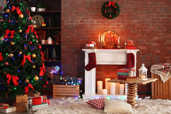 Chimenea con hermosas decoraciones de Navidad en la cómoda sala de estar — Foto de Stock