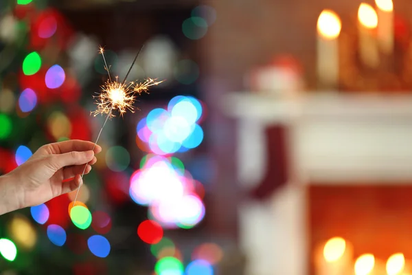 Vrouwelijke hand met Kerstmis Sparkler — Stockfoto