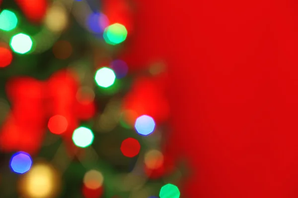 Árbol de Navidad borroso sobre fondo rojo — Foto de Stock