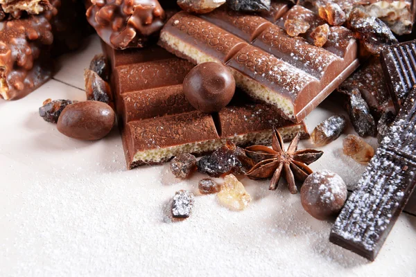 Dolci al cioccolato con polvere su sfondo di legno — Foto Stock