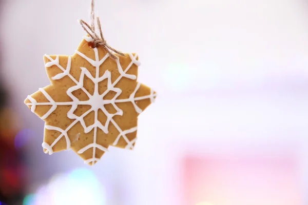 Рождественское печенье на блестящем абстрактном фоне — стоковое фото