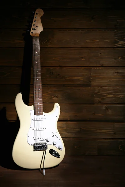 Guitarra eléctrica sobre fondo de madera — Foto de Stock