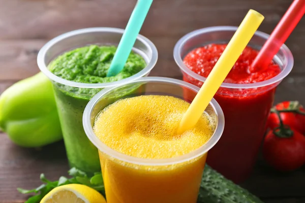 Jugo fresco mezclar frutas, bebidas saludables sobre fondo de madera — Foto de Stock